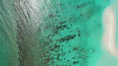 宽角鸟眼睛复制空间拍摄夏天白色天堂沙子海滩阿卡蓝色的水背景色彩鲜艳的